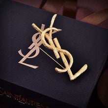 18K Sanit Vintage Brooch