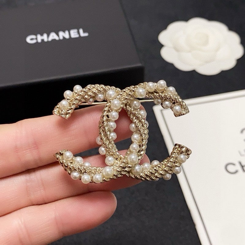 18K CC Pearl Twist Gold Brooch