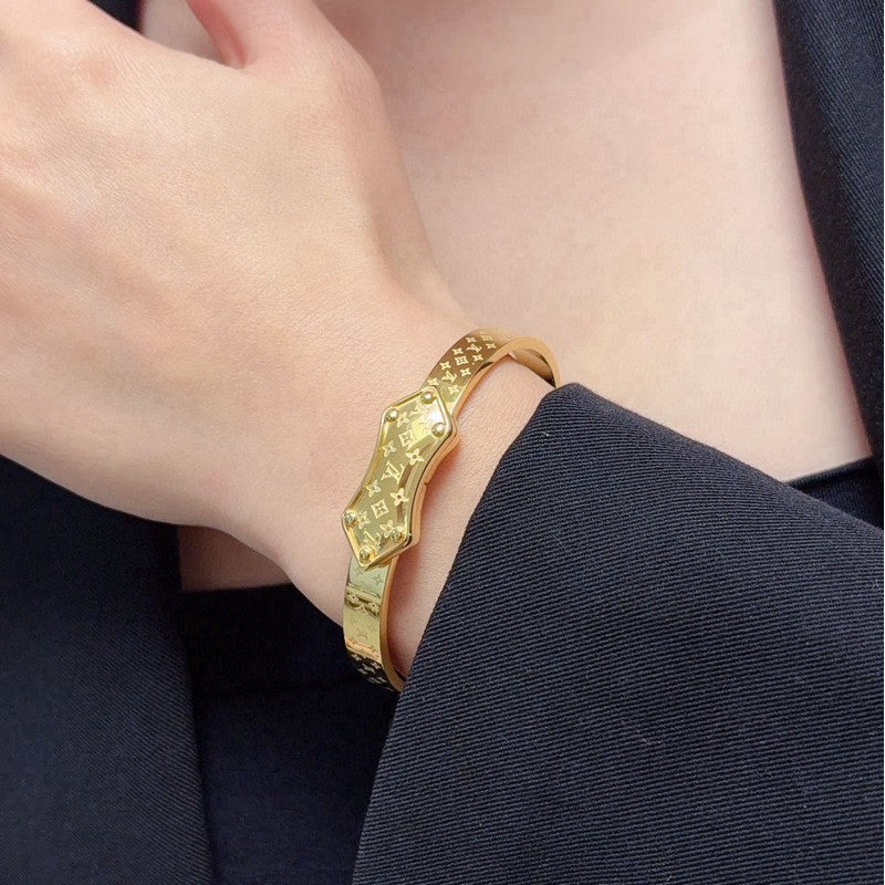 18K Louis Shield Gold Bracelet
