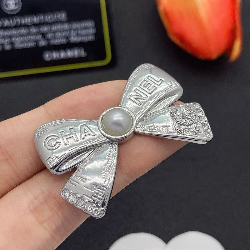 18K CC Bow Tie Gold Brooch