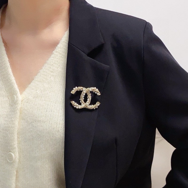 18K CC Pearl Twist Gold Brooch