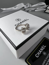 18K CC Bow Tie Pearls Ring