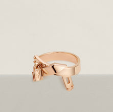 18K Kelly Gavroche H Ring