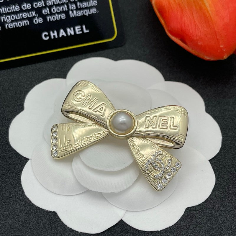 18K CC Bow Tie Gold Brooch