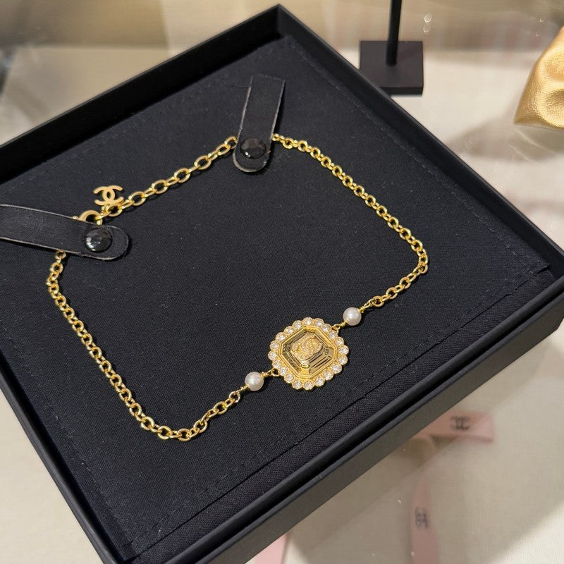 18K CC 25K Cube Pearl Choker Necklace
