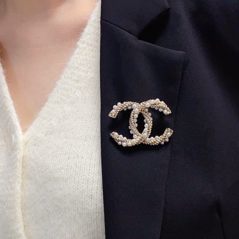 18K CC Pearl Twist Gold Brooch