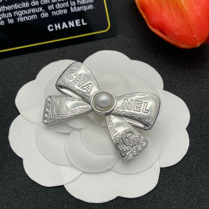 18K CC Bow Tie Gold Brooch