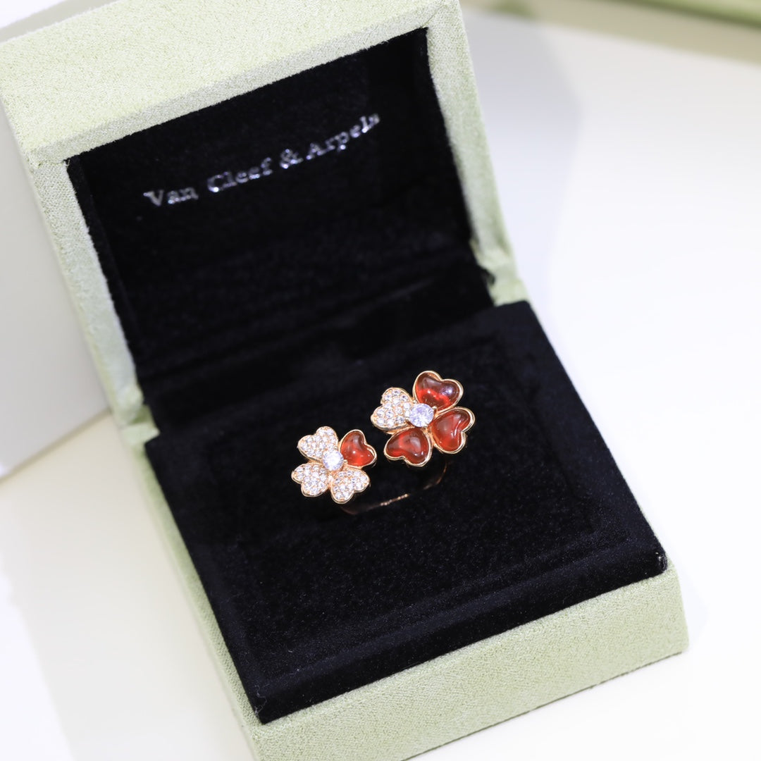 18K Cosmos Between the Finger Diamond Ring