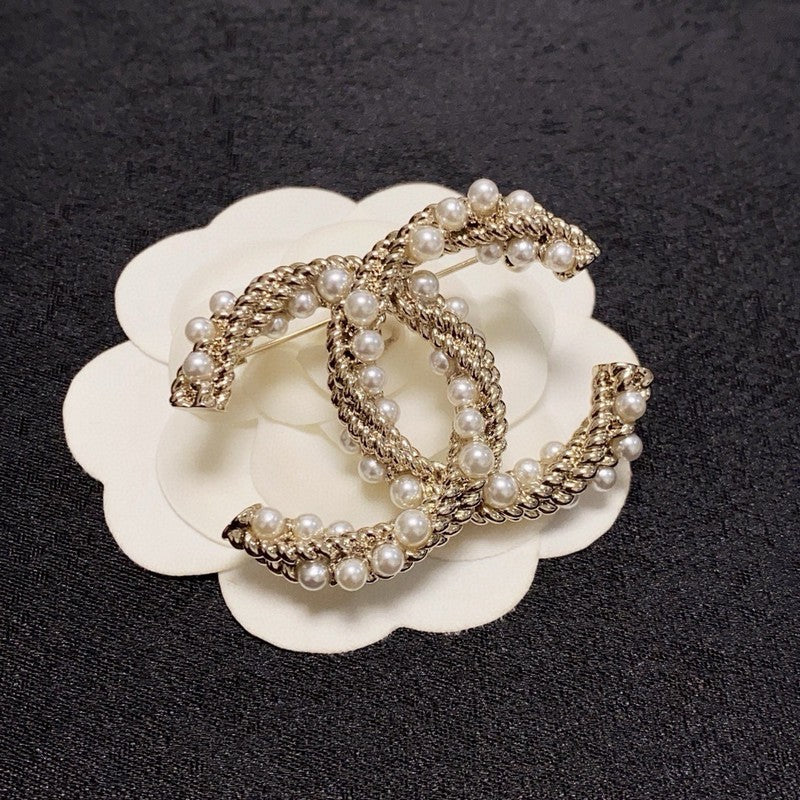 18K CC Pearl Twist Gold Brooch