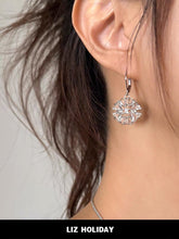 18K Triomphe Daisy Earrings