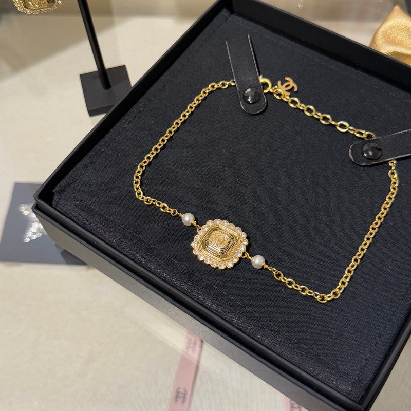 18K CC 25K Cube Pearl Choker Necklace