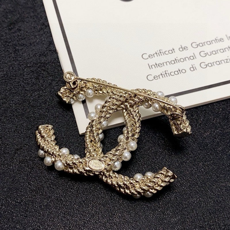 18K CC Pearl Twist Gold Brooch