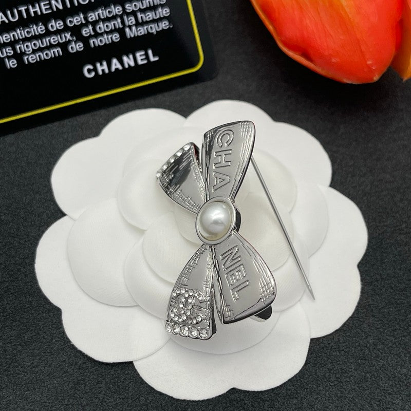 18K CC Bow Tie Gold Brooch