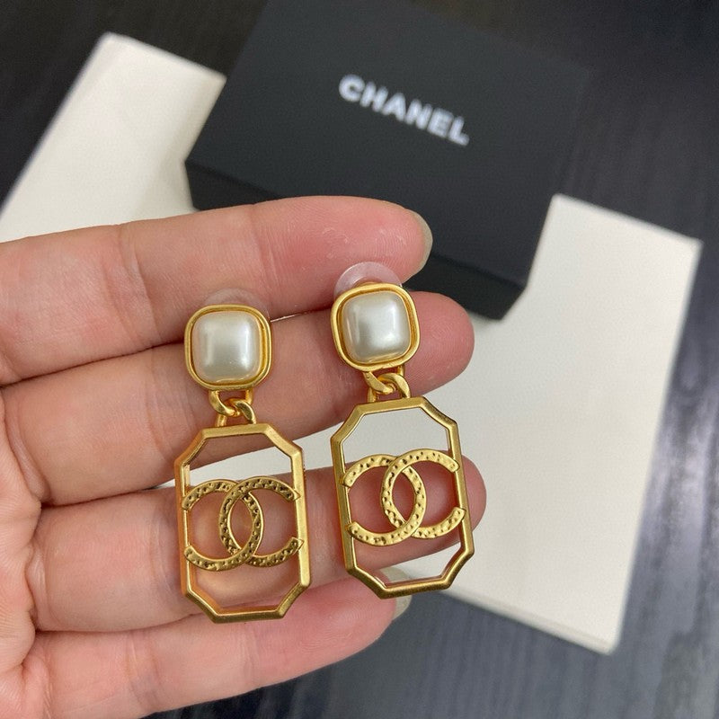 18K CC Black & White Pearl Gold Earrings