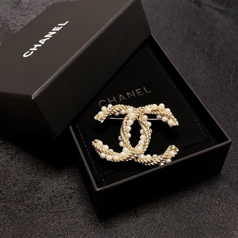 18K CC Pearl Twist Gold Brooch