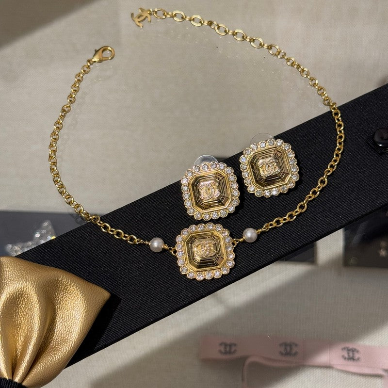 18K CC 25K Cube Pearl Choker Necklace