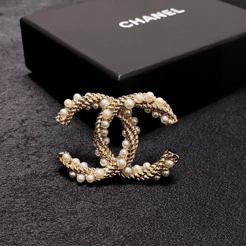 18K CC Pearl Twist Gold Brooch