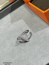 18K Finesse Diamond White Gold H Ring