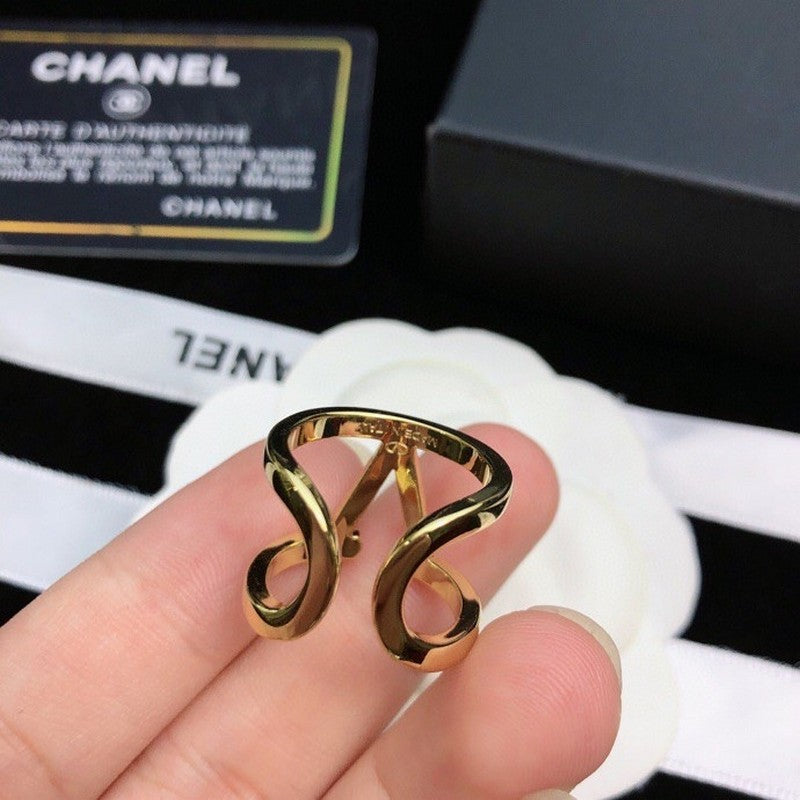 18K VLogo Signature Gold Ring