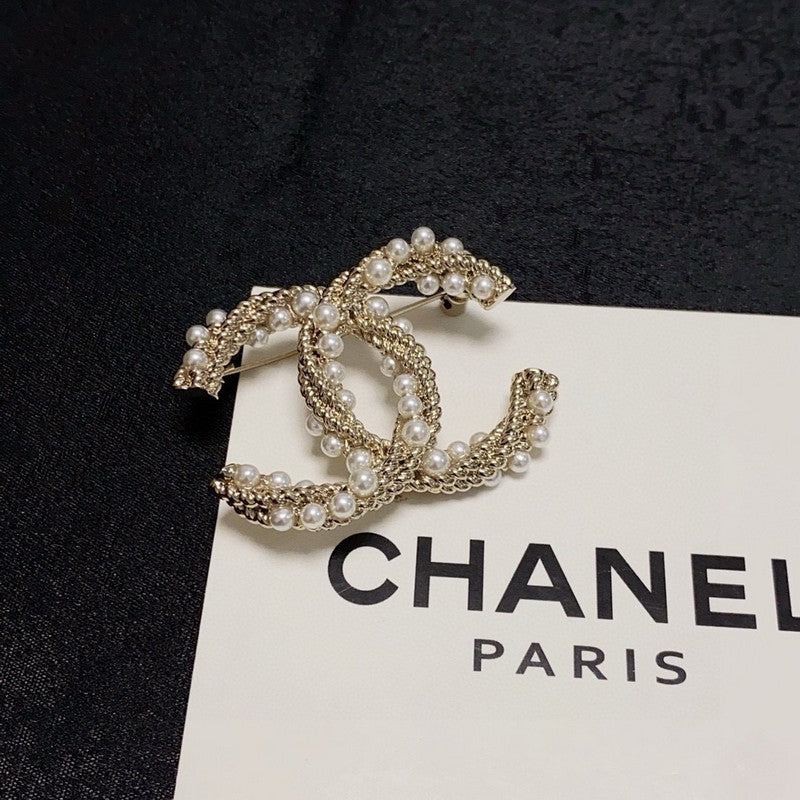 18K CC Pearl Twist Gold Brooch