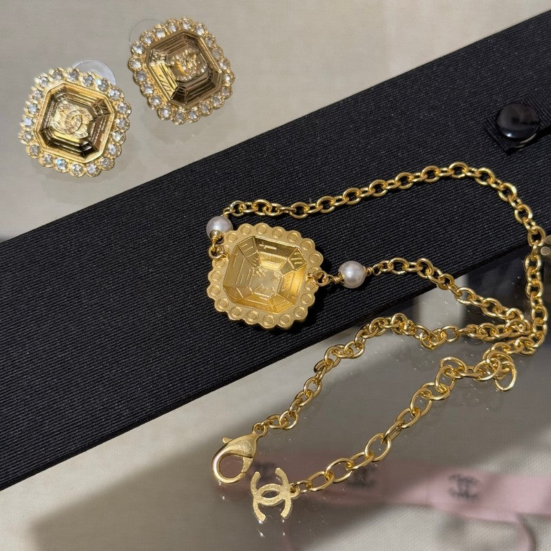 18K CC 25K Cube Pearl Choker Necklace