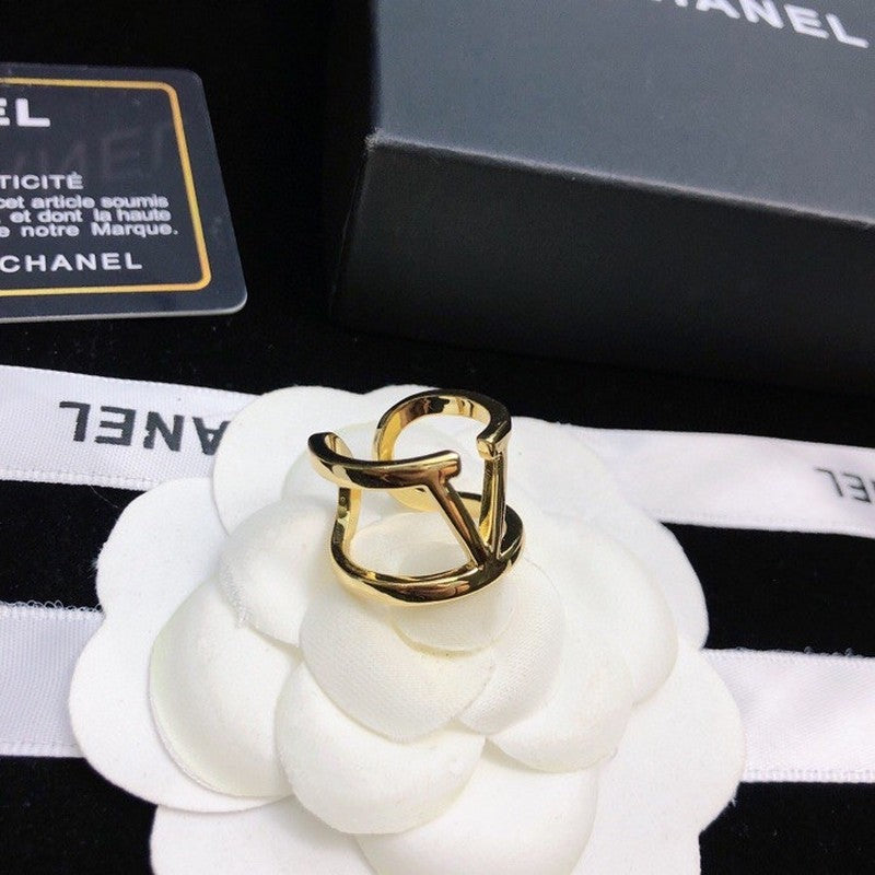 18K VLogo Signature Gold Ring