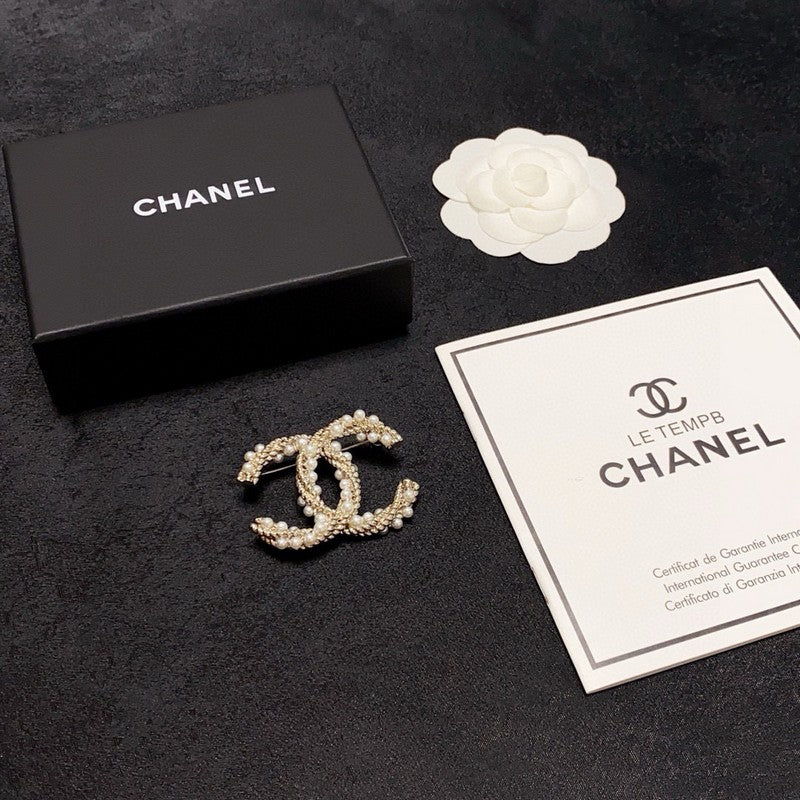 18K CC Pearl Twist Gold Brooch